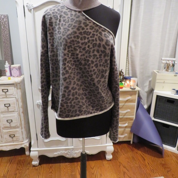 Leopard print off shoulder sweater - Picture 3 of 3